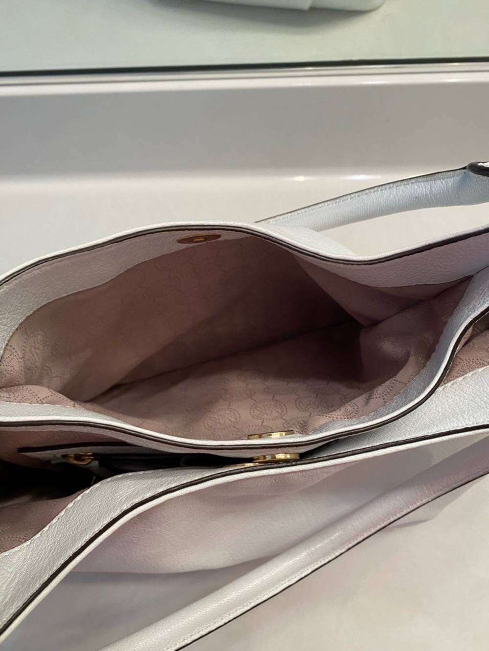 Michael Kors White Leather Shoulder Bag with Gold Hardware - Picture 7 of 8